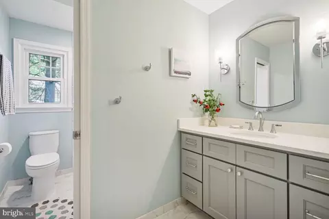 Bath - 1034 Northwoods Trl, Mclean, VA 22102 photo 6 of 8