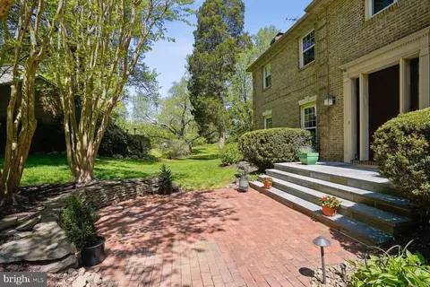 Exterior - 1034 Northwoods Trl, Mclean, VA 22102 photo 3 of 19
