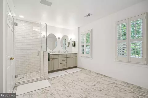 Bath - 1034 Northwoods Trl, Mclean, VA 22102 photo 3 of 8