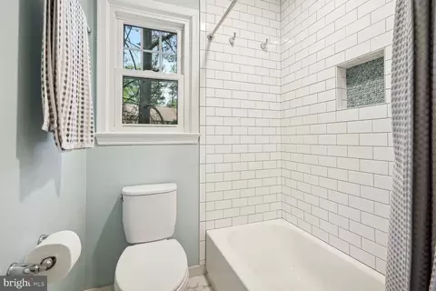 Bath - 1034 Northwoods Trl, Mclean, VA 22102 photo 7 of 8