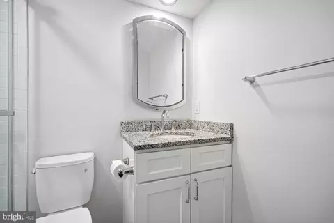 Bath - 1034 Northwoods Trl, Mclean, VA 22102 photo 5 of 8