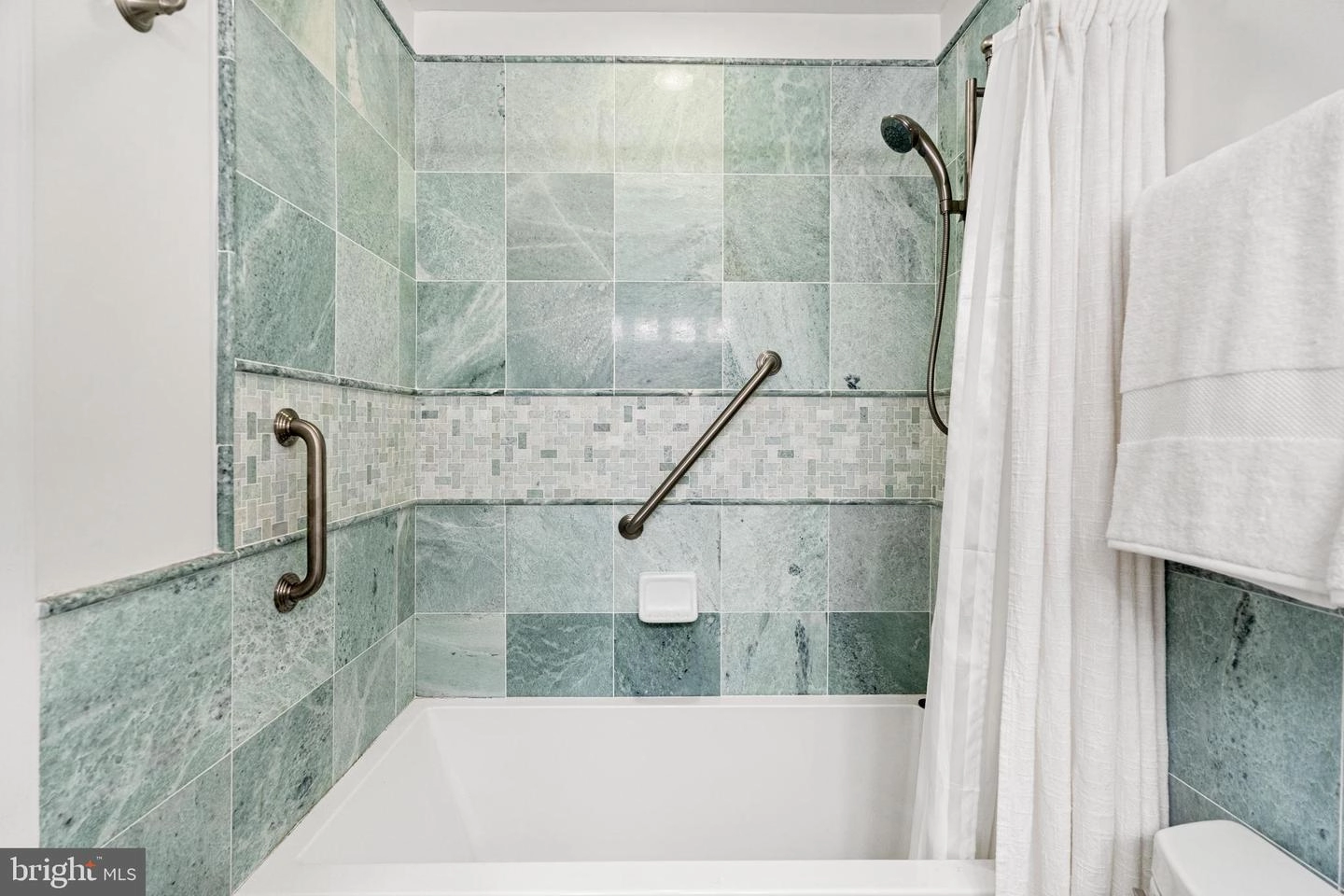 Bath - 8713 Kerry Ln, Springfield, VA 22152 photo 4 of 8