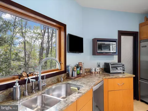 Kitchen - 2005 Cutwater Ct, Reston, VA 20191 photo 8 of 9