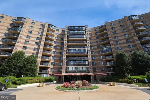 8380 Greensboro Dr #318, Mclean, VA 22102