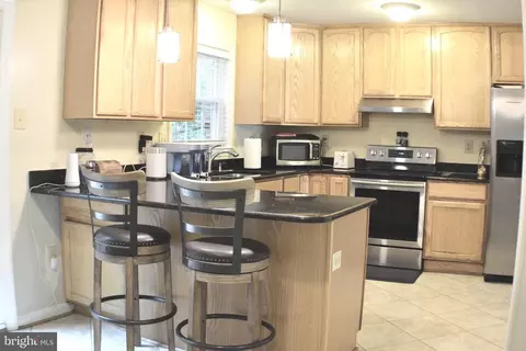 8054 Powderbrook Ln, Springfield, VA 22153 photo 5