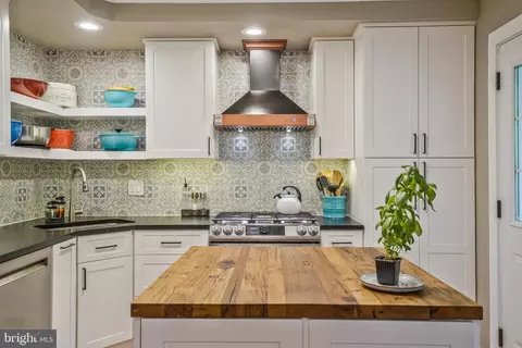 Kitchen - 5642 Inverchapel Rd, Springfield, VA 22151 photo 3 of 6