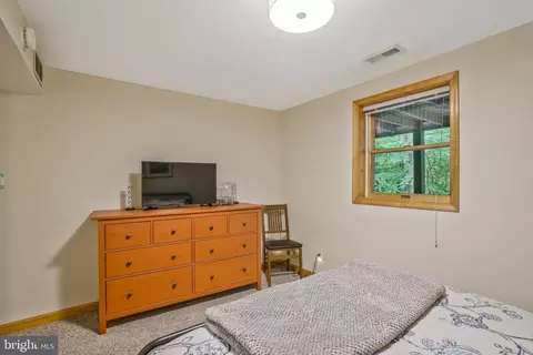 Bedroom - 5642 Inverchapel Rd, Springfield, VA 22151 photo 5 of 12