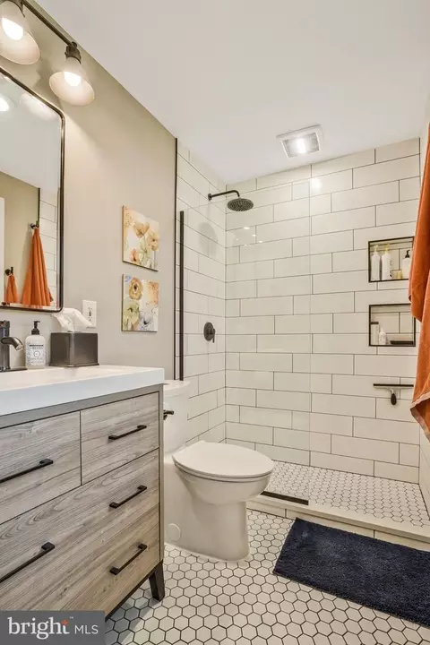 Bath - 5642 Inverchapel Rd, Springfield, VA 22151 photo 2 of 4
