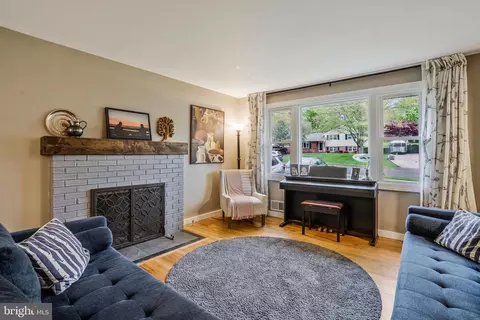 Living - 5642 Inverchapel Rd, Springfield, VA 22151 photo 1 of 1