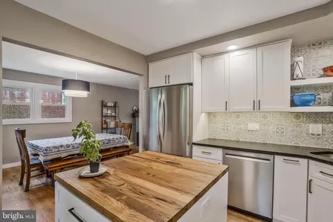 Kitchen - 5642 Inverchapel Rd, Springfield, VA 22151 photo 5 of 6