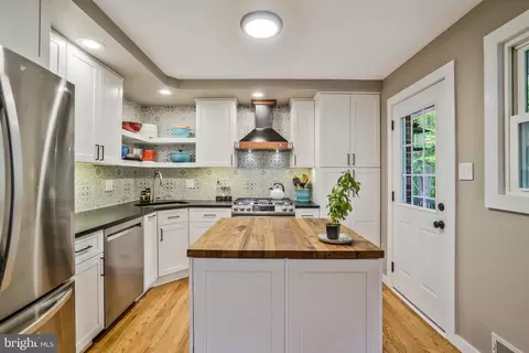 Kitchen - 5642 Inverchapel Rd, Springfield, VA 22151 photo 2 of 6