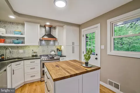 Kitchen - 5642 Inverchapel Rd, Springfield, VA 22151 photo 4 of 6