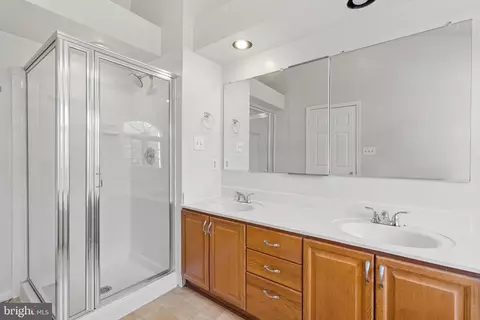 Bath - 8733 Stone Hill Pl, Springfield, VA 22153 photo 2 of 3