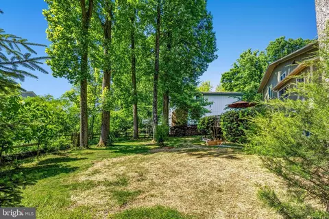 Exterior - 1923 Poole Ln, Mclean, VA 22101 photo 12 of 16