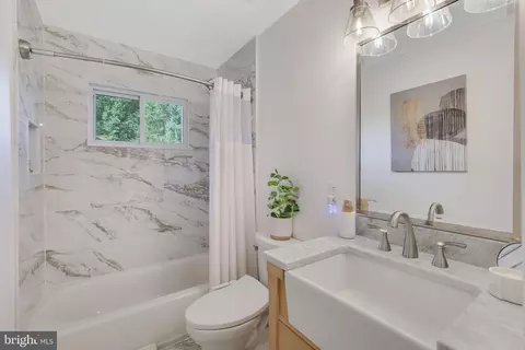 Bath - 1923 Poole Ln, Mclean, VA 22101 photo 3 of 4