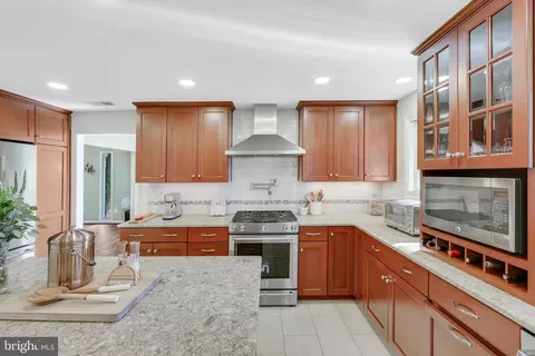Kitchen - 1923 Poole Ln, Mclean, VA 22101 photo 4 of 11