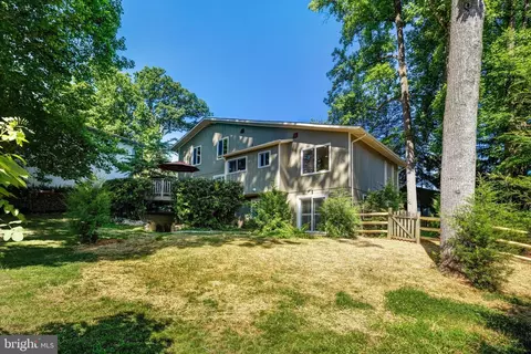 Exterior - 1923 Poole Ln, Mclean, VA 22101 photo 10 of 16