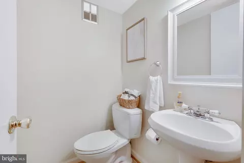 Bath - 1923 Poole Ln, Mclean, VA 22101 photo 1 of 4