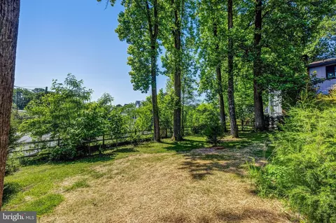 Exterior - 1923 Poole Ln, Mclean, VA 22101 photo 13 of 16