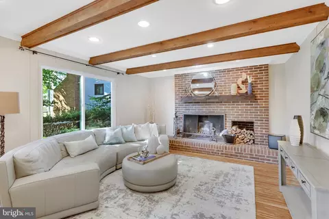 Living - 1923 Poole Ln, Mclean, VA 22101 photo 2 of 5
