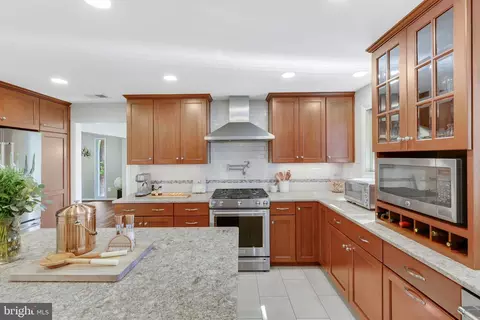 Kitchen - 1923 Poole Ln, Mclean, VA 22101 photo 7 of 11