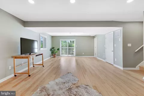 Living - 1923 Poole Ln, Mclean, VA 22101 photo 3 of 5