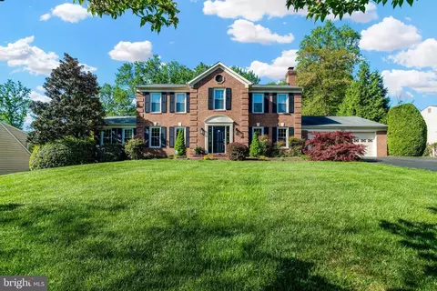 11613 Holly Briar Ln, Great Falls, VA 22066