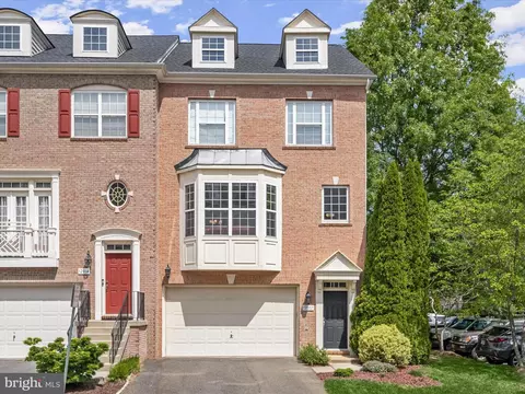 12012 English Maple Ln, Fairfax, VA 22030