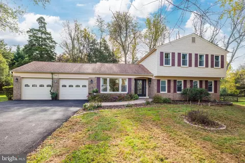 919 Holly Blossom Ct, Great Falls, VA 22066