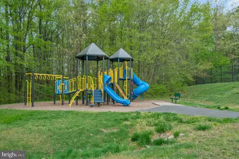 View/Area - 8486 Brutus Ct, Springfield, VA 22153 photo 1 of 1