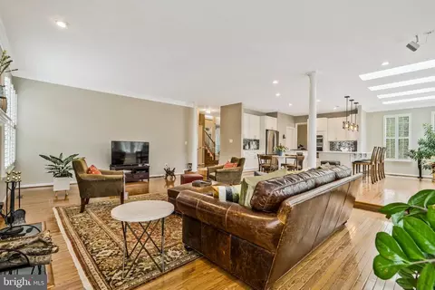 Living - 8486 Brutus Ct, Springfield, VA 22153 photo 6 of 12