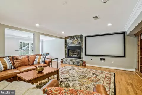 Living - 8486 Brutus Ct, Springfield, VA 22153 photo 9 of 12