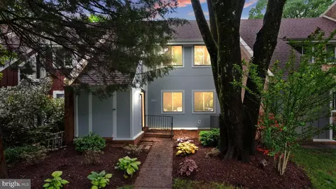 11116 Forest Edge Dr, Reston, VA 20190 photo 2