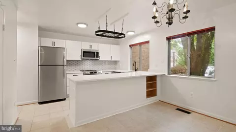 11116 Forest Edge Dr, Reston, VA 20190 photo 9
