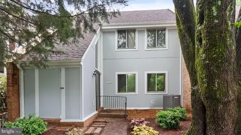11116 Forest Edge Dr, Reston, VA 20190 photo 4