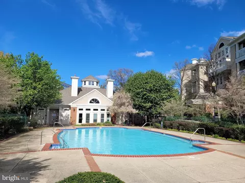 2204 Westcourt Ln #308, Herndon, VA 20170