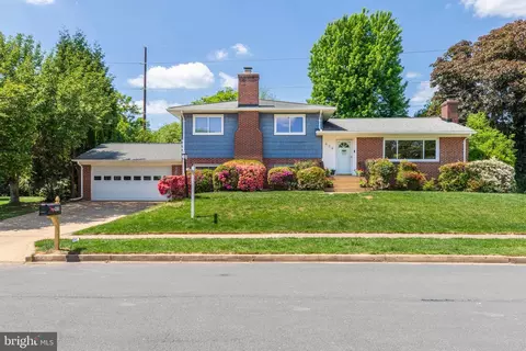 928 Fairway Dr NE, Vienna, VA 22180