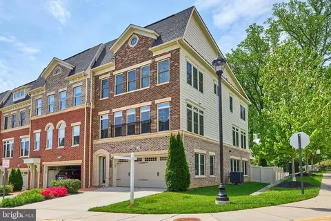 7209 Holywell Ln, Falls Church, VA 22043