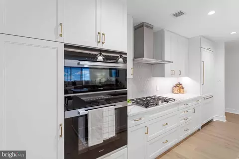 Kitchen - 6718 Lowell Ave #504, Mclean, VA 22101 photo 6 of 8