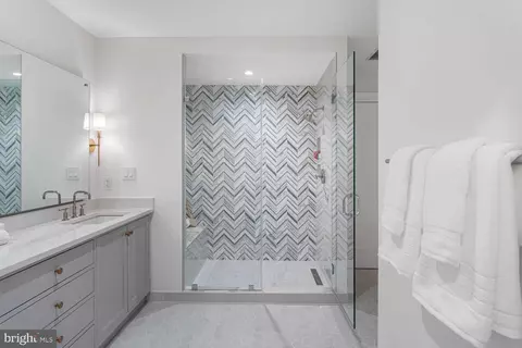 Bath - 6718 Lowell Ave #504, Mclean, VA 22101 photo 7 of 7