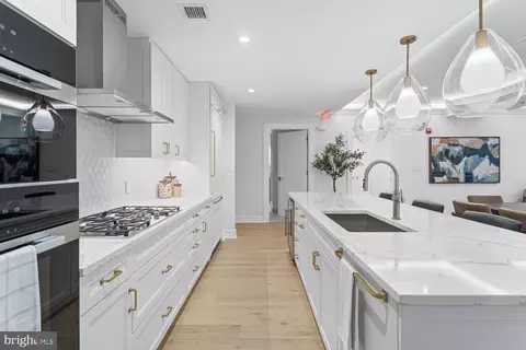 Kitchen - 6718 Lowell Ave #504, Mclean, VA 22101 photo 7 of 8