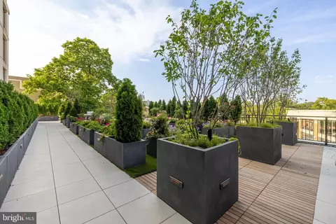 Exterior - 6718 Lowell Ave #504, Mclean, VA 22101 photo 3 of 8