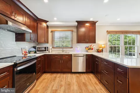 Kitchen - 5956 Seabright Rd, Springfield, VA 22152 photo 3 of 5