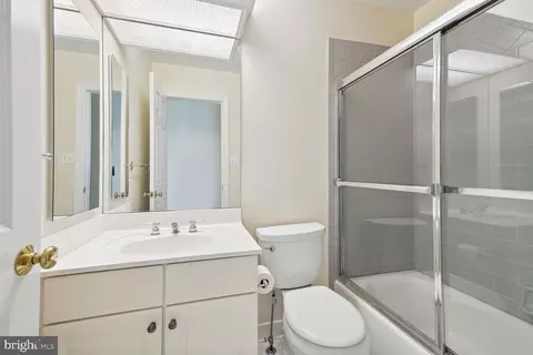 Bath - 7418 Dulany Dr, Mclean, VA 22101 photo 5 of 6