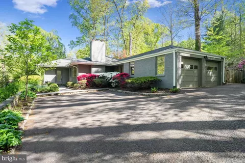 Exterior - 7418 Dulany Dr, Mclean, VA 22101 photo 2 of 11