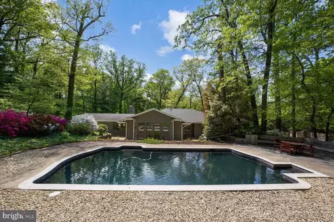 Exterior - 7418 Dulany Dr, Mclean, VA 22101 photo 10 of 11