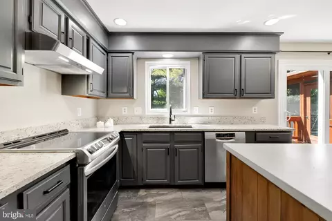 Kitchen - 11965 Grey Squirrel Ln, Reston, VA 20194 photo 2 of 9