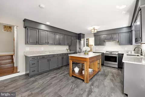Kitchen - 11965 Grey Squirrel Ln, Reston, VA 20194 photo 7 of 9