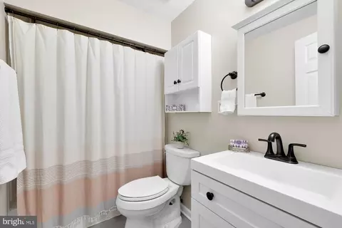 Bath - 11965 Grey Squirrel Ln, Reston, VA 20194 photo 5 of 5