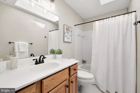 Bath - 11965 Grey Squirrel Ln, Reston, VA 20194 photo 4 of 5